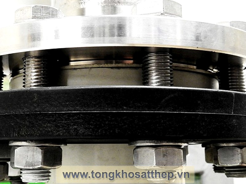 Sự Khác Biệt Giữa Ống Thép Và Ống Inox: Khi Nào Nên Dùng Loại Nào?